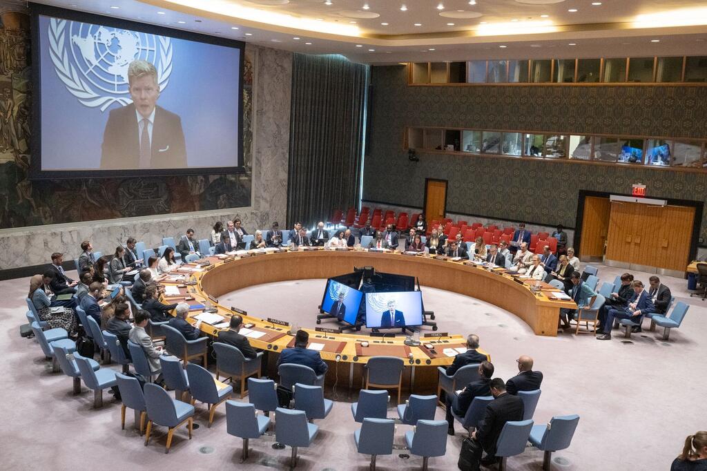 المبعوث الأممي الخاص إلى اليمن، هانس غروندبرغ (على الشاشة)، يوجّه إحاطة لأعضاء مجلس الأمن بشأن الوضع في البلاد.